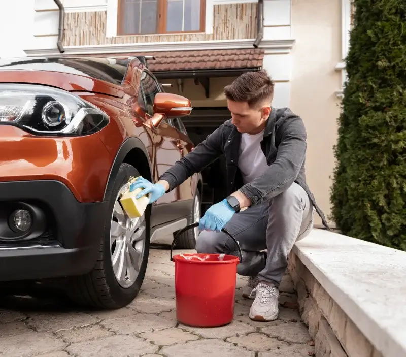 Lavage auto à domicile Sainte-Sève : professionnel intervenant sur un véhicule